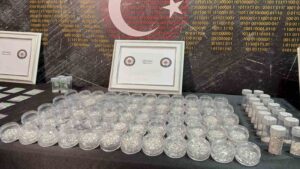 PIRLANTA KAÇAKÇILIĞINDA 38 KİŞİ TUTUKLANDI KURYELER ÜZERİNDEN KURULAN PIRLANTA ROTASININ İZİNİ SÜREN KAÇAKÇILIK POLİSİ, SON OPERASYONDA İSE O KURYELERİN BAĞLANTILARINI DEŞİFRE EDEREK ŞEBEKEYİ ÇÖKERTTİ