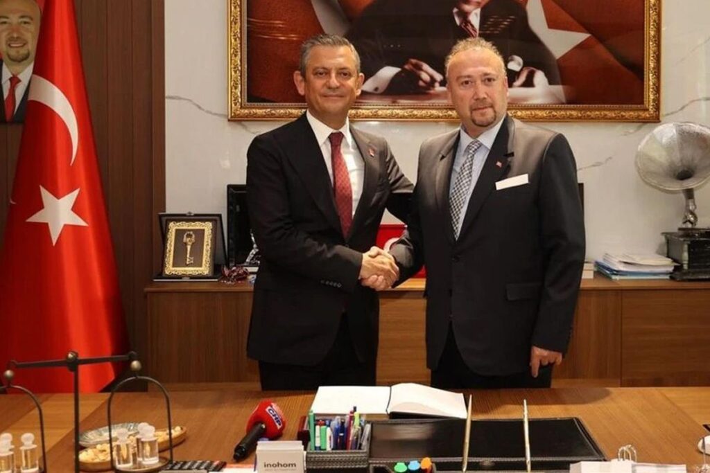 ozkan-yalim-telefonunu-teslim-etti-mesajlar_e32a5e32c1_amp