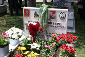 sehit-anneleri-anneler-gunu-nde-evlatlarinin-5-19833252_amp