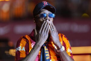 wilfried-zaha-beklenen-imzayi-atiyor_c57a9e8ab6_amp
