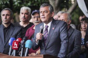 ozgur-ozelin-kuracagi-partinin-ismi-belli-oldu-tarih-bile-verdiler_20000843_97