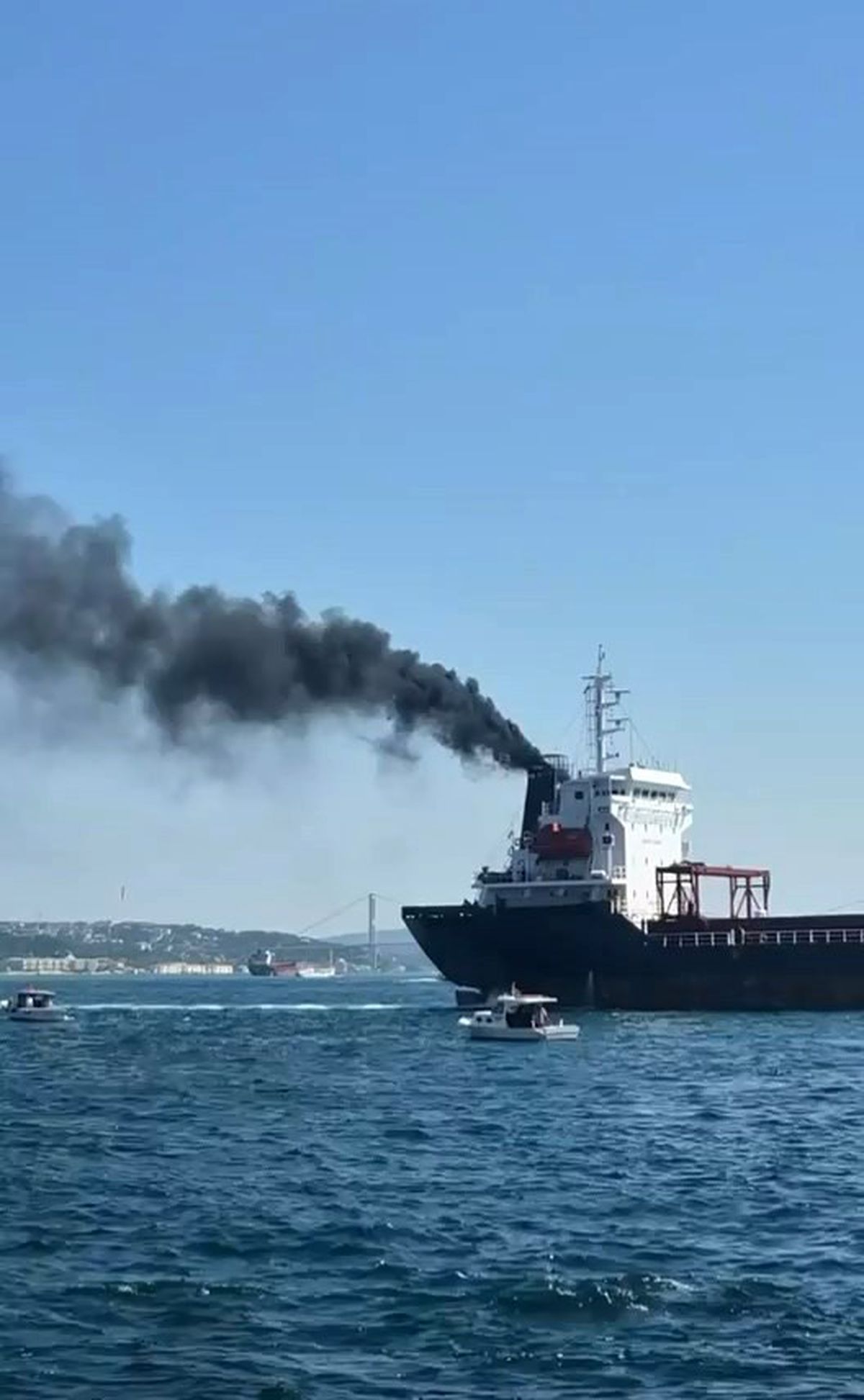 sarayburnu-aciklarinda-gemi-bacasindan-yuksel-20115973_amp