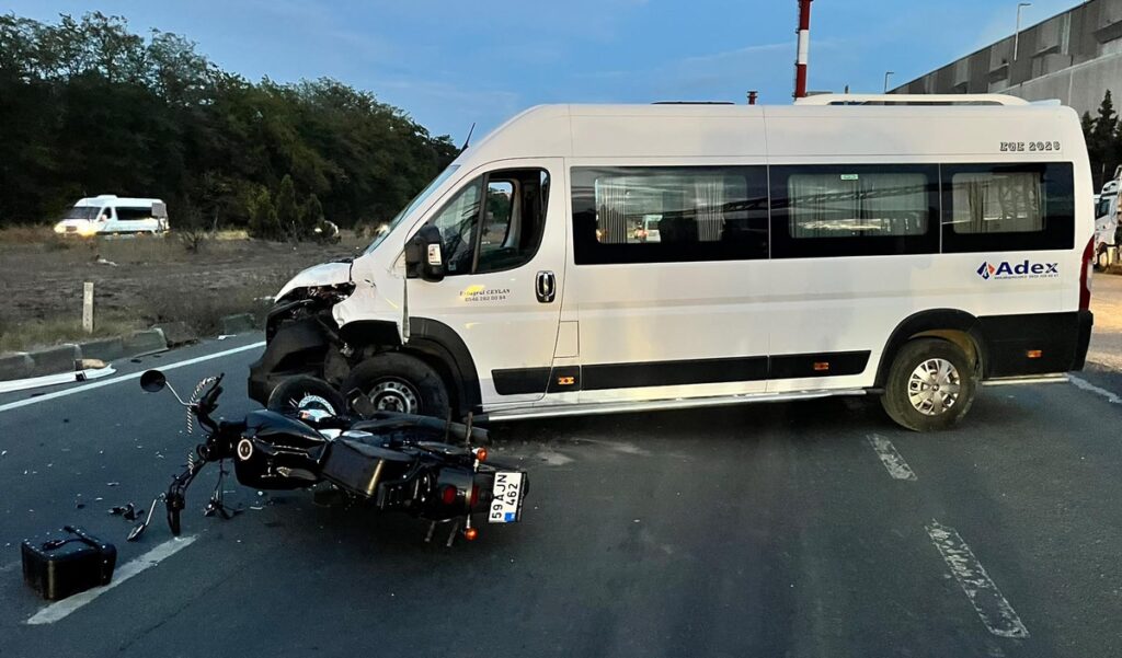 tekirdag-da-minibusle-carpisan-motosikletin-4-20240882_amp