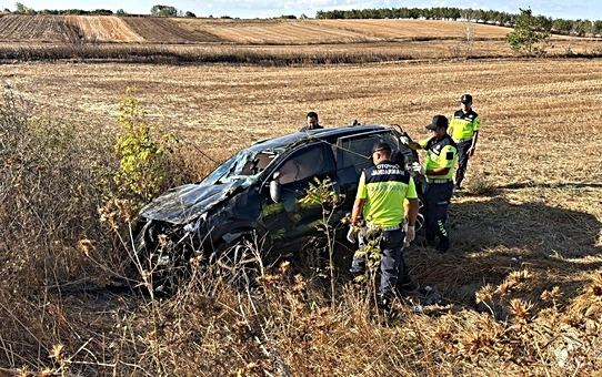 tekirdag-ergene-de-tarlaya-devrilen-otomobild-2-20251109_amp